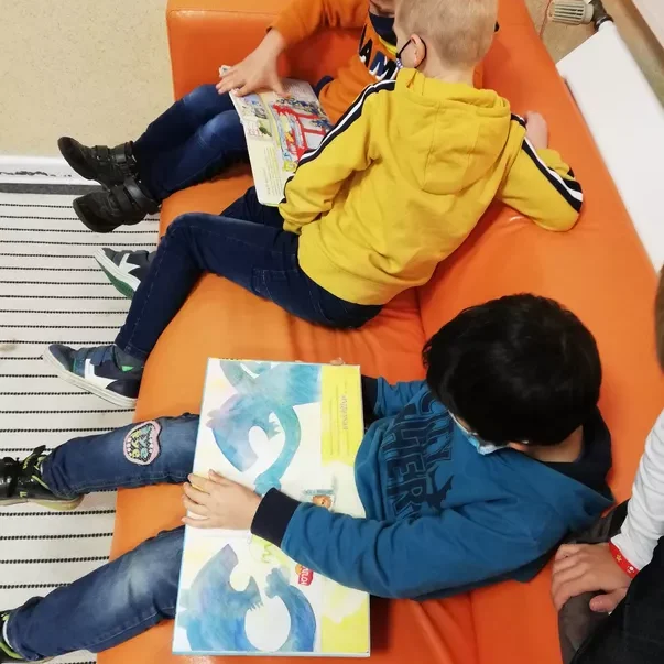 Kinder schauen sich Bücher an